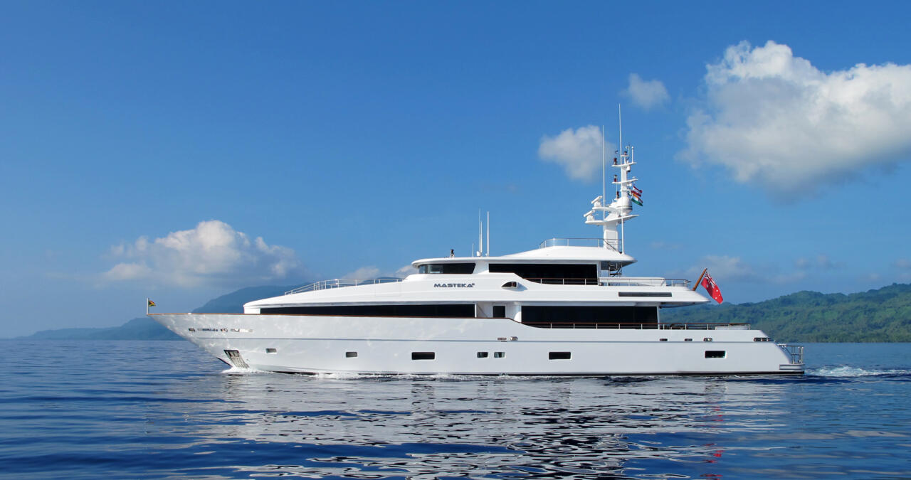 super yacht hire hamilton island